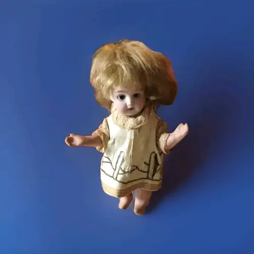 G687/ süßes kleines Püppchen mit Porzellankopf  Orginalzustand