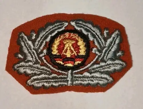 E823/ Mützenemblem Mützenabzeichen Fallschirm DDR
