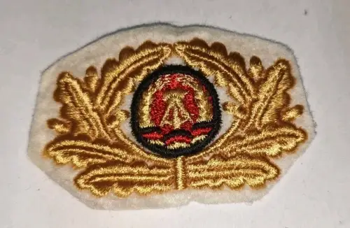 E823/ Mützenemblem Mützenabzeichen weiß für Käppi / Schiffchen Damen Marine DDR