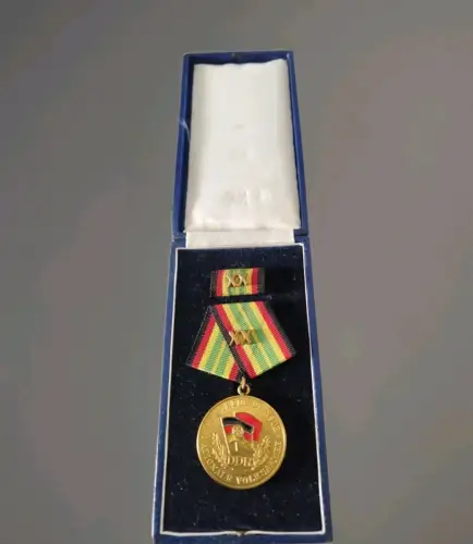 DDR Orden NVA Für 20 Jahre treue Dienste emaillierte Fahnen 