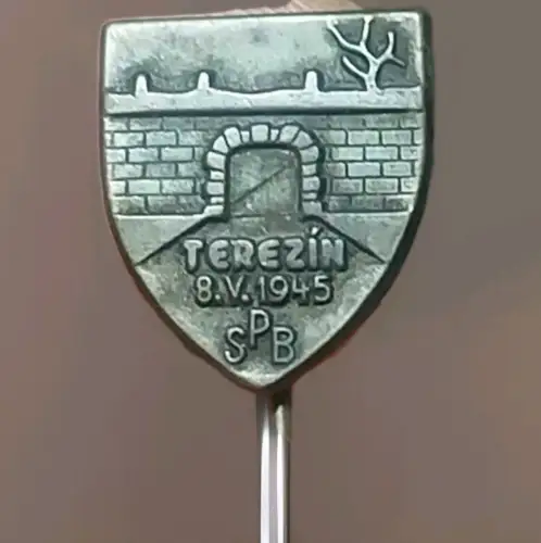 ERINNERUNGSABZEICHEN ZUR BEFREIUNG DES KONZENTATIONSLAGER TERESIENSTADT 1945