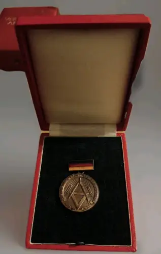 DDR Orden  Verdienter Techniker des Volkes Emaillespange