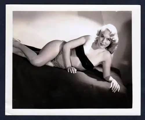 Unterwäsche lingerie Erotik nude vintage Dessous pin up Foto liegend photo