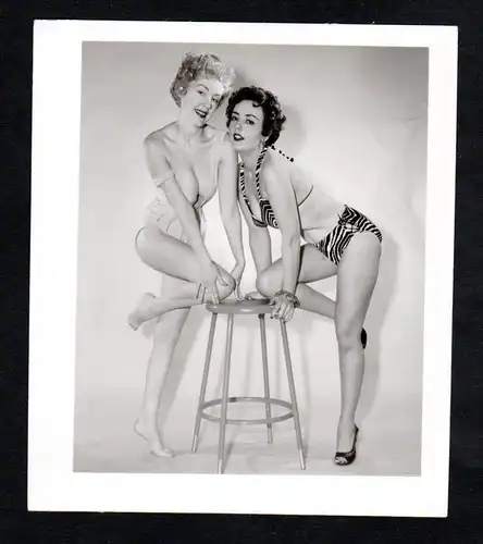 Unterwäsche lingerie Barhocker Erotik nude vintage Dessous pin up Foto photo