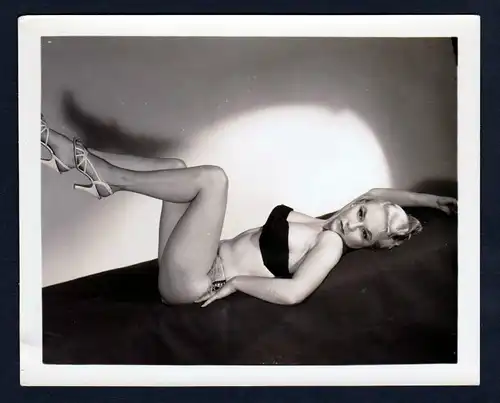 Unterwäsche lingerie Erotik nude vintage Dessous pin up Foto photo liegend