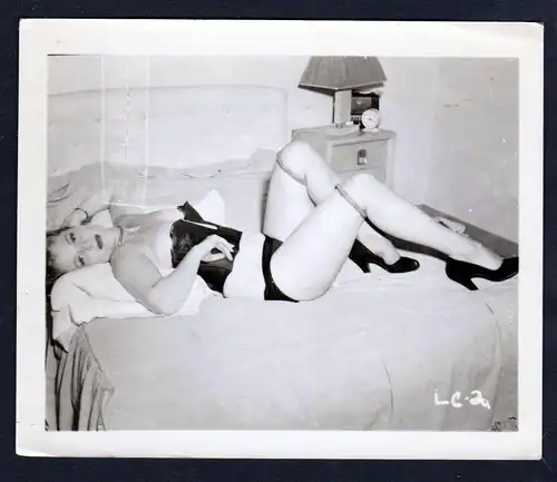 Unterwäsche lingerie Erotik bed nude vintage Dessous pin up Foto photo Bett