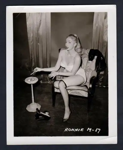 Unterwäsche lingerie Erotik Ronnie Zigarette vintage Dessous pin up Foto photo