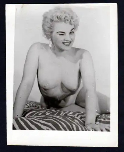 Akt nackt FKK Erotik nude Aktfoto vintage pin up Foto photo wink Zwinker