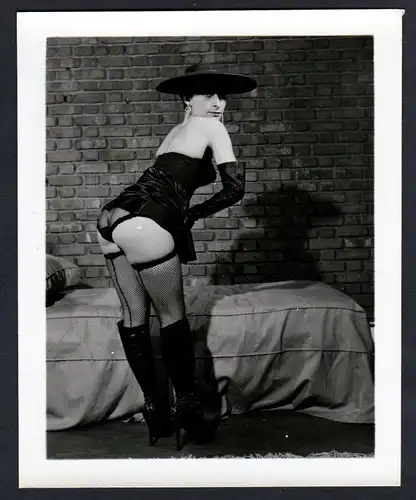 Unterwäsche lingerie Erotik nude vintage Dessous pin up boots Foto photo