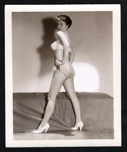 Unterwäsche lingerie pose Erotik nude vintage Dessous pin up Foto photo Pose