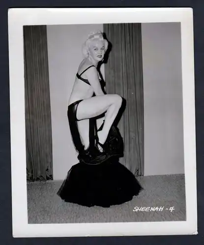 Unterwäsche lingerie Erotik nude vintage Dessous pin up Foto photo tiara