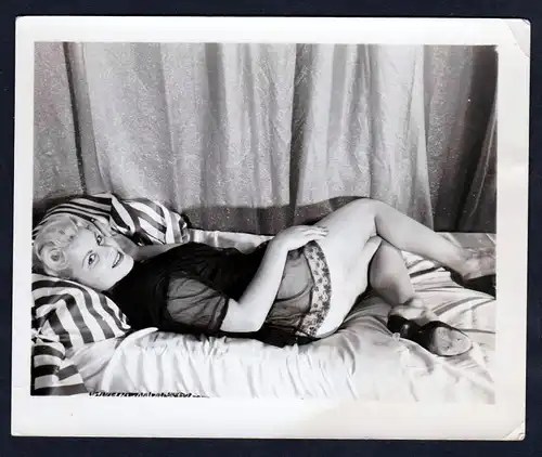 Unterwäsche lingerie Erotik blonde nude vintage Dessous pin up Foto photo