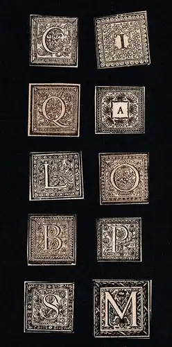 Konvolut von 10 Ornament Kupferstich-Buchstaben I, L, C, A, P, O, M, Q, B, S ornament letters antique print gr