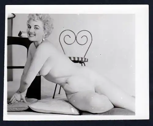 Akt nackt FKK Erotik nude Aktfoto Stuhl Kissen vintage pin up Foto photo