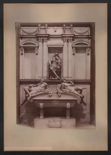 Firenze - Cappelle Medicee. Monumento a Lorenze de Medici.