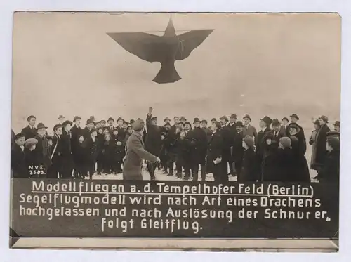 Modellfliegen a. d. Tempelhofer Feld (Berlin). - Berlin Tempelhof Segelflug Modellflug Modellfliegen Luftfahrt