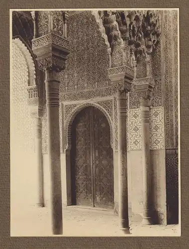 Detalle de la Fuente de los Leones - Patio de Los Leones / Alhambra / Granada / Spain Espana Spanien