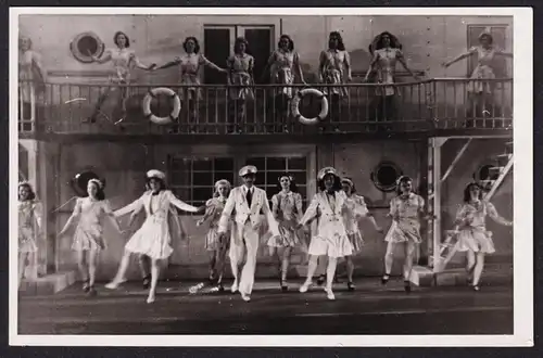 (Large group of dancers on a boat) / dance Tanz dancing Tanzen