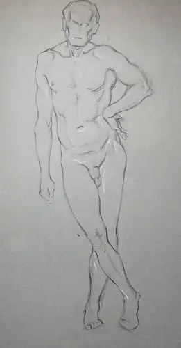 (Stehender männlicher Akt mit verschränkten Beinen und den linken Arm in der Hüfte / Nude male with crossed le