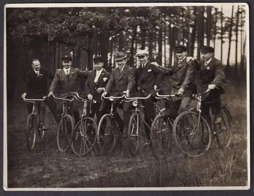 (Männer im Wald mit ihren Fahrrädern / Men in the forest with their bicycles)