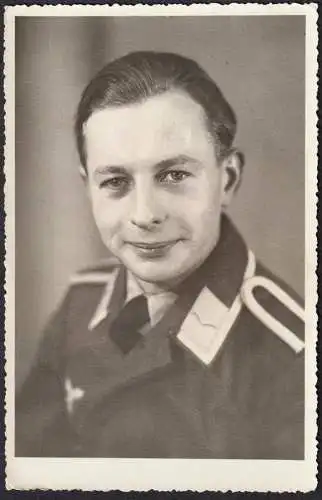(Porträt eines Mannes in Uniform mit Abzeichen) - Soldat soldier / Orden / Wehrmacht WWII 2. Weltkrieg
