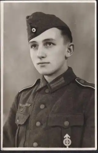 (Portrait eines jungen Mannes in Uniform mit Abzeichen) - Soldat soldier / Orden / Wehrmacht WWII 2. Weltkrieg