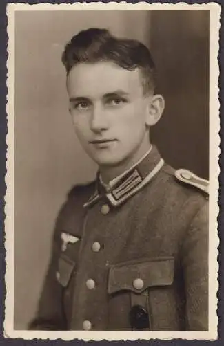 (Portrait eines jungen Mannes in Uniform mit Abzeichen) - Soldat soldier / Orden / Wehrmacht WWII 2. Weltkrieg