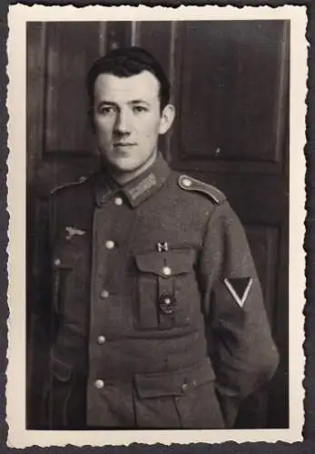 (Porträt eines Mannes in Uniform mit Abzeichen) - Soldat soldier / Orden / Wehrmacht WWII 2. Weltkrieg