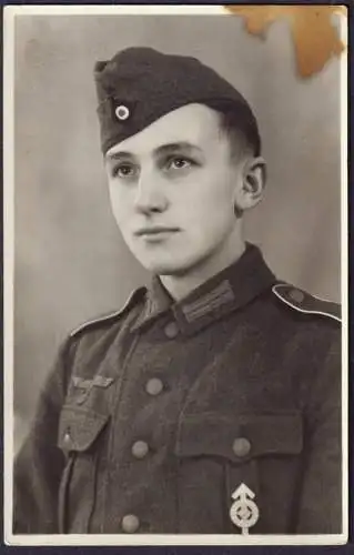 (Portrait eines jungen Mannes in Uniform mit Abzeichen) - Soldat soldier / Orden / Wehrmacht WWII 2. Weltkrieg