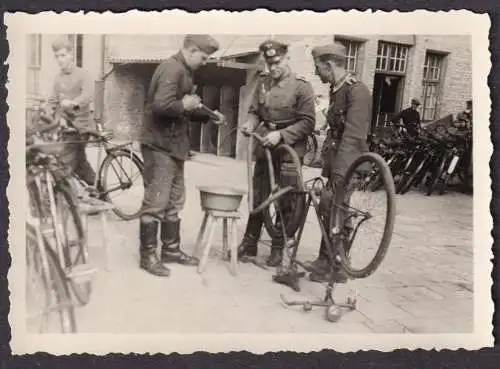 (Soldaten / soldiers) - Fahrrad bicycle / Wehrmacht WWII 2. Weltkrieg / Foto Photo vintage