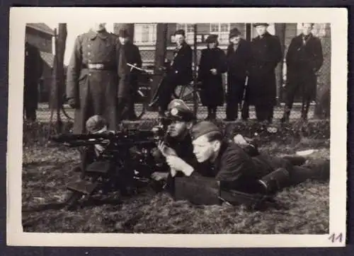 (Soldaten mit Maschinengewehren im Zweiten Weltkrieg) - Wehrmacht WWII 2. Weltkrieg / MG Maschinengewehr Machi