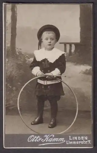(Junge mit Reifen / Boy with Hula hoop) - CDV Foto Photo vintage