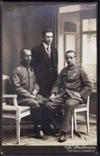 (Männer in Uniform) - Soldat soldier / Orden Abzeichen / Weltkrieg