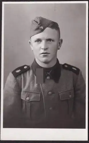 (Portrait eines jungen Mannes in Uniform mit SS-Abzeichen) - SS-Standarte / Soldat soldier / Orden / Wehrmacht