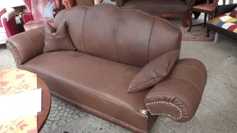 Bauernsofa mit abklappbarer/herausnehmbarer Armlehne. 0