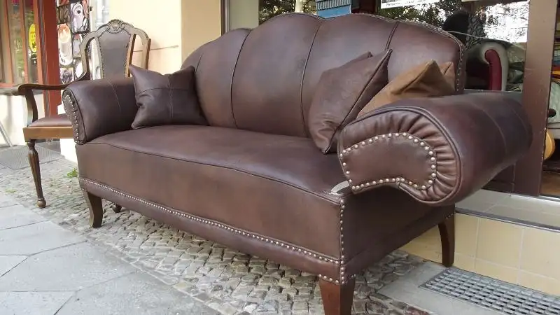 Bauernsofa mit abklappbarer/herausnehmbarer Armlehne. 1