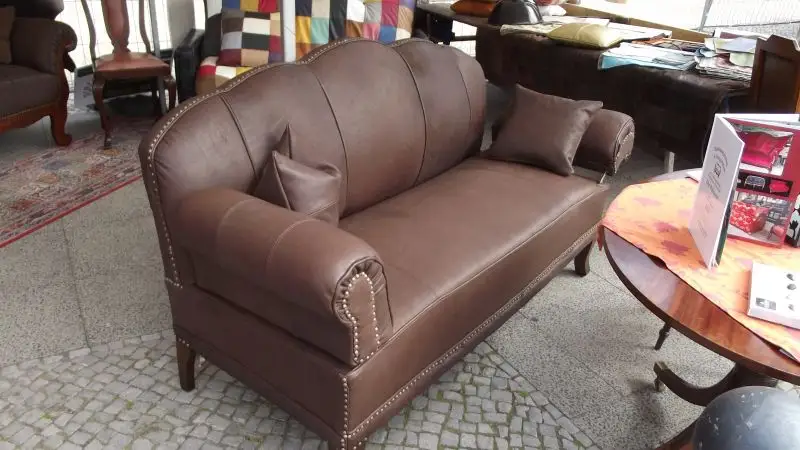 Bauernsofa mit abklappbarer/herausnehmbarer Armlehne. 2