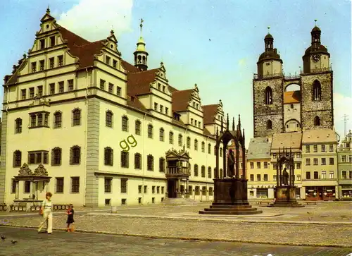 [Ansichtskarte] DDR Wittenberg, Markt mit Rathaus und Blick zur Stadtkirche   w 15. 