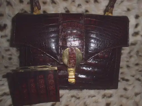 Großzügige Vintage Krokodilleder-Handtasche mit Portemonnaie und mehreren Fächern, kurzer Trageriemen, Metallbügelverschluss, Maße 26cm x 20cm x 10cm, sehr gut erhalten