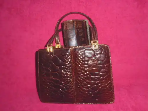 Kleine Vintage Krokodilleder-Handtasche mit Portemonnaie und einingen Fächern, kurze Trageriemen, Metallschnappverschluss, Maße 23cm x 17cm x 10cm, sehr gut erhalten
