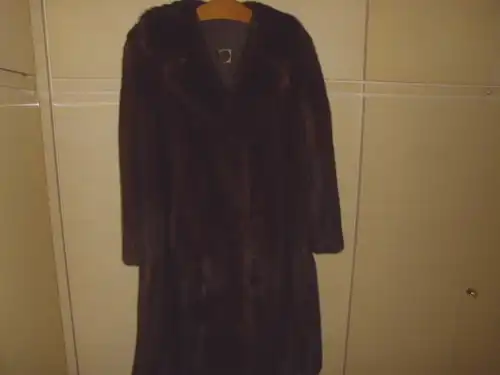 Dunkelbrauner Nerz-Mantel Größe L, knielang, Delbrook, neuwertig, hing nur im Schrank, schön schimmernde Farbe