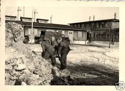 Originalfoto 7x10cm, Soldaten beim Schneeschippen, Kaserne Solingen