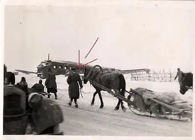  Originalfoto 7x10cm, Panjeschlitten vor Ju 52 Wrack, Russland