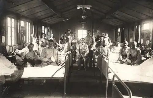  Originalfoto 9x13, Verwundete in Lazarett-Baracke, 1917