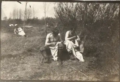  Originalfoto 6x9, Soldaten beim Läuseknacken