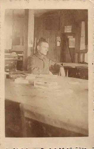  Originalfoto 9x13 Leutnant in Schreibstube, 1918