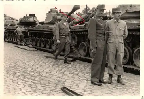  Originalfoto 7x10cm Bundeswehroffizier vor US Panzer M 47, ca. 1956