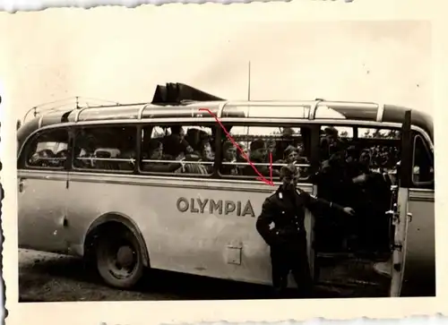  Originalfoto 6x9cm, RAD vor Oldtimer Bus, Olympia, ca. 1935