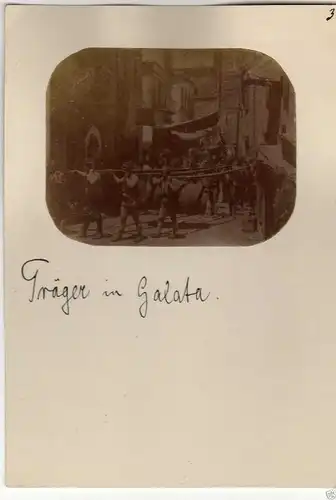  Albuminfoto auf Pappe 7x11cm, Träger in Galata, ca. 1890