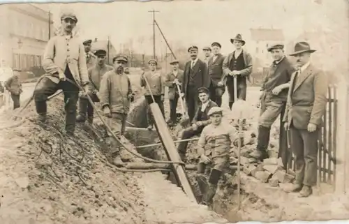  Originalfoto 9x13, Kanalarbeiter verlegen neue Abwasserrohre, ca. 1910